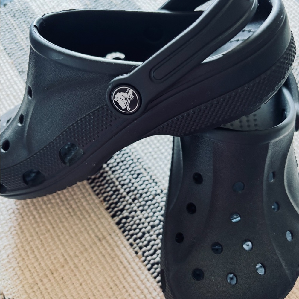 Black Kid’s J2 Crocs Clogs